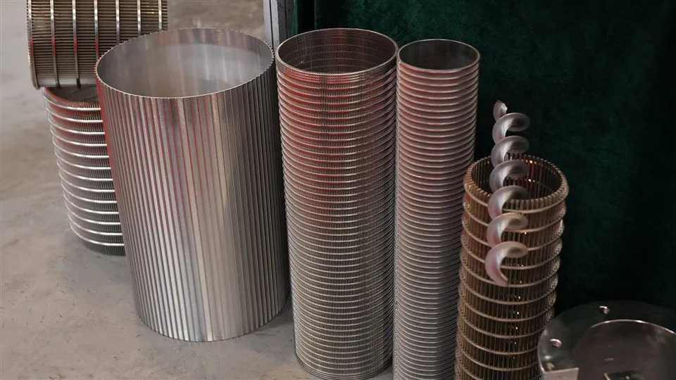 Utstanset plate komposittnettfilterelement